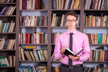 Öğrenci holding Kitap Kütüphanesi'nde