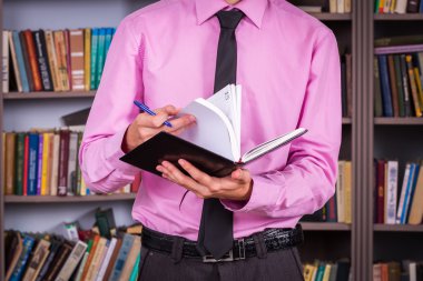Öğrenci holding Kitap Kütüphanesi'nde