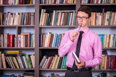 Öğrenci holding Kitap Kütüphanesi'nde