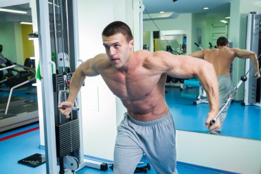 Kaslı adam çalışma dışarı ağırlıklar ile