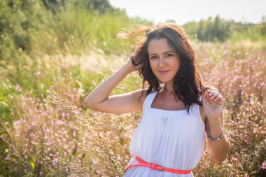 Kız beyaz elbise ayakta yüksek çim