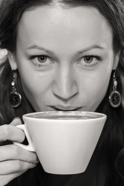 Meisje met kopje cappuccino in café. — Stockfoto