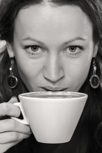 Menina com xícara de cappuccino no café . — Fotografia de Stock