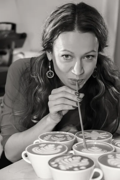 Chica con tazas de capuchino en la cafetería . — Foto de Stock