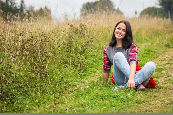 Vrouw zitten op de heuvel. — Stockfoto