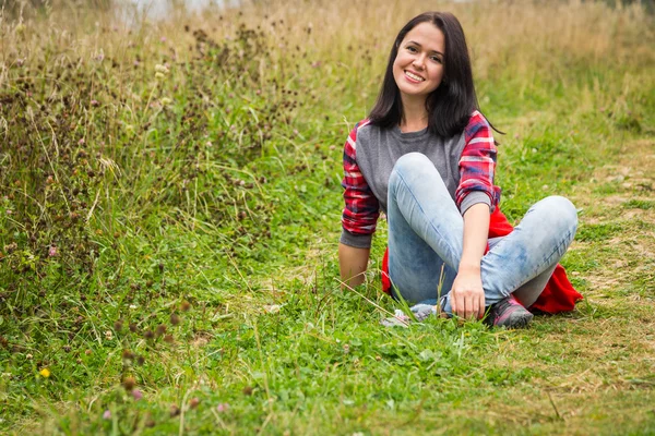 Frau sitzt auf dem Hügel. — Stockfoto