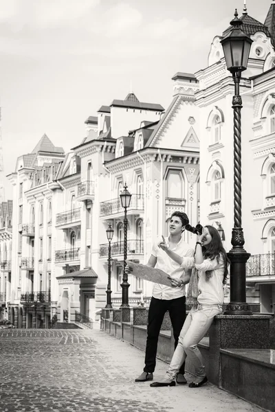 Casal com mapa e binocular na rua — Fotografia de Stock