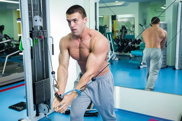 Muscular man working out with weights — Stock Photo, Image