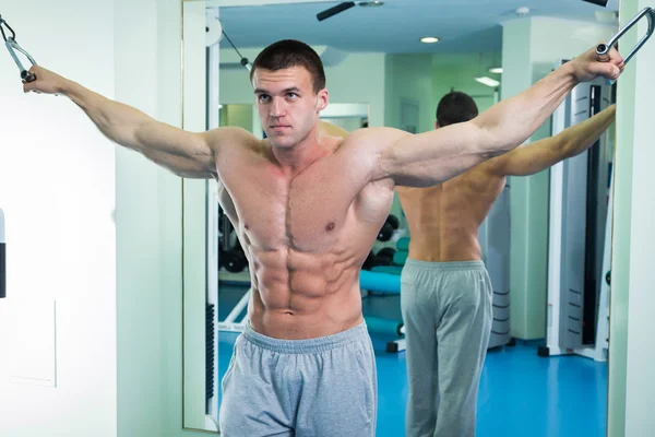 Hombre musculoso haciendo ejercicio con pesas — Foto de Stock