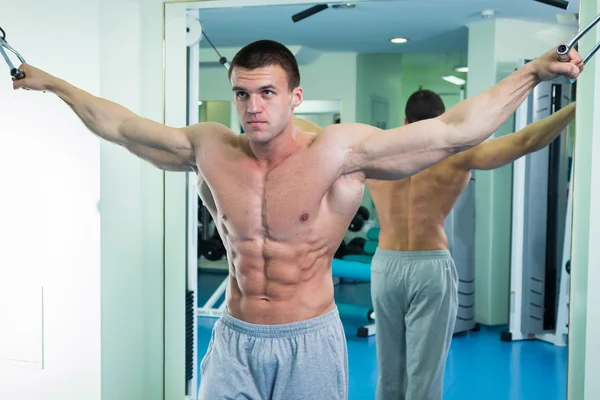 负重锻炼的肌肉男 — 图库照片