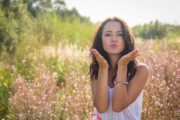 Girl in white dress standing in high grass — Stock Photo, Image