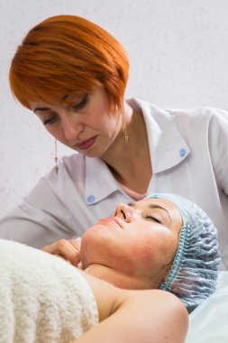 Şevval Özçelik Güzellik kozmetik krem uygulamak