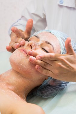 Şevval Özçelik Güzellik kozmetik krem uygulamak