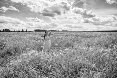 Buğday Tarlasında Kadın.