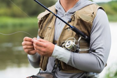 Nehir kıyısındaki balıkçı