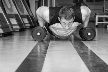 Egzersiz dumbbells ile yukarı itin yapan erkek