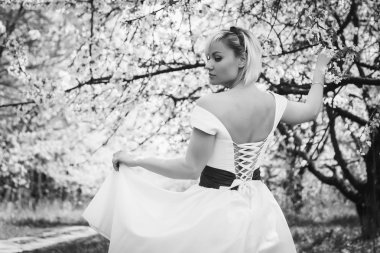 Bahar bahçe beyaz elbiseli sarışın