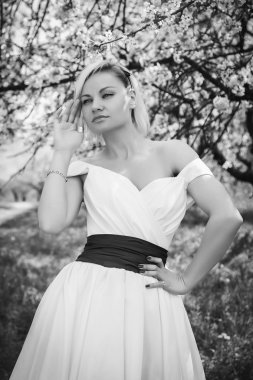 Bahar bahçe beyaz elbiseli sarışın