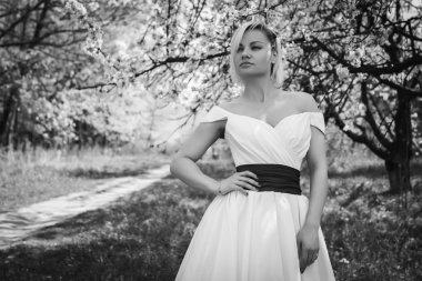 Bahar bahçe beyaz elbiseli sarışın