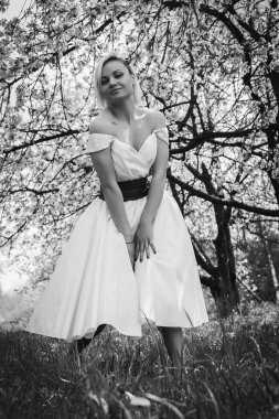 Bahar bahçe beyaz elbiseli sarışın