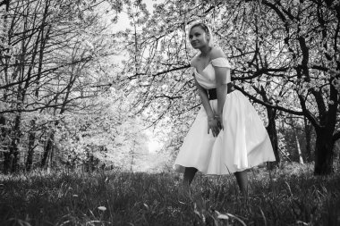 Bahar bahçe beyaz elbiseli sarışın