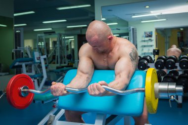Spor salonunda çalışan adam.