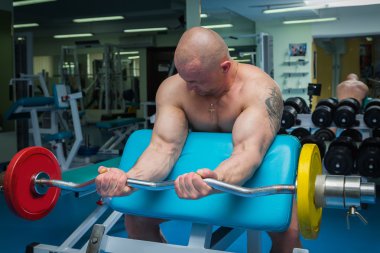 Spor salonunda çalışan adam.