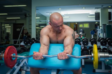 Spor salonunda çalışan adam.