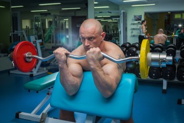 Spor salonunda çalışan adam.