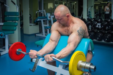 Spor salonunda çalışan adam.