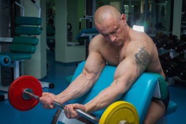 Spor salonunda çalışan adam.