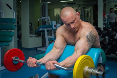 Spor salonunda çalışan adam.