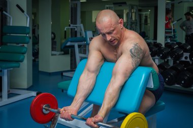 Spor salonunda çalışan adam.