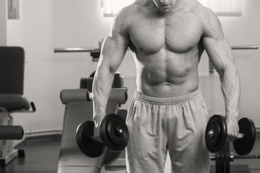 kaslı adam dumbell ile çalışma dışarı