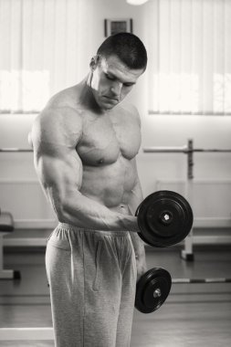 kaslı adam dumbell ile çalışma dışarı