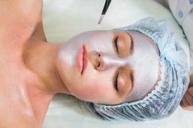 yüz maskesi uygulamak için kadın terapist