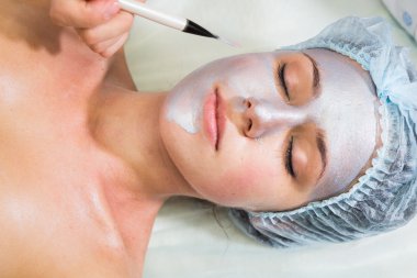 yüz maskesi uygulamak için kadın terapist