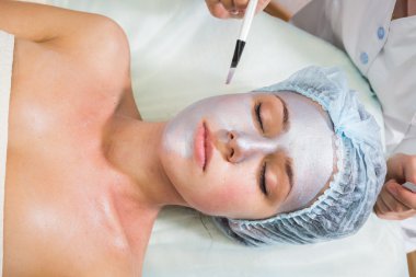 yüz maskesi uygulamak için kadın terapist