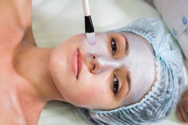 yüz maskesi uygulamak için kadın terapist