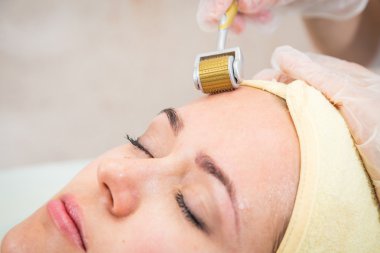 Şevval Özçelik Güzellik Dermaroller yordam gerçekleştirir