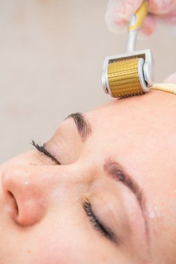 Şevval Özçelik Güzellik Dermaroller yordam gerçekleştirir