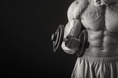 adam dumbbells ile çalışmaları yapan