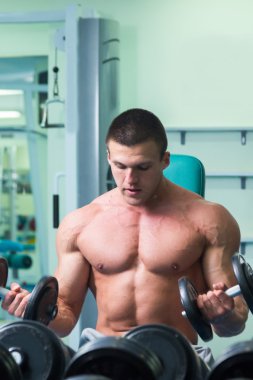 kaslı adam dumbell ile çalışma dışarı