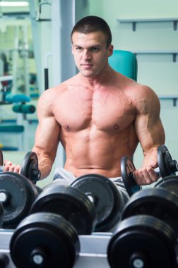 kaslı adam dumbell ile çalışma dışarı