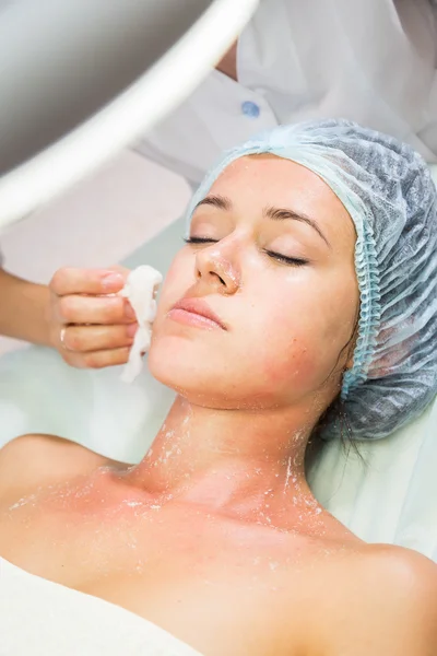 Esteticista aplicando creme cosmético — Fotografia de Stock