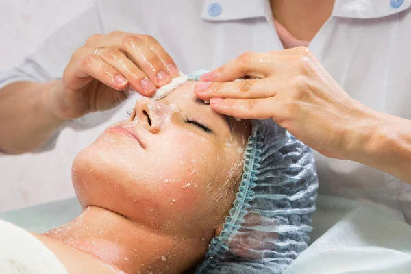 Şevval Özçelik Güzellik kozmetik krem uygulamak