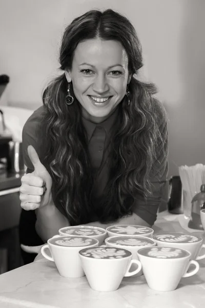 Mujer con siete tazas de capuchino — Foto de Stock