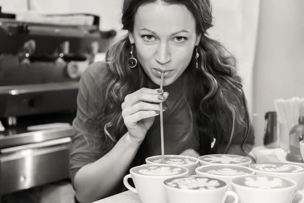 Vrouw met zeven koppen voor cappuccino — Stockfoto