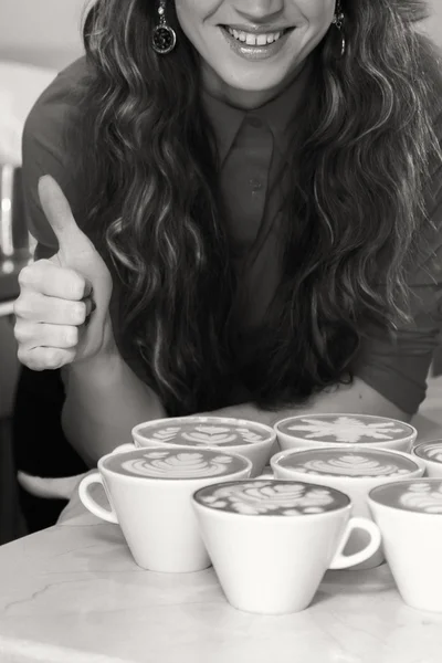 Žena s sedmi šálky cappuccina — Stock fotografie