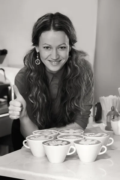 Mujer con siete tazas de capuchino — Foto de Stock